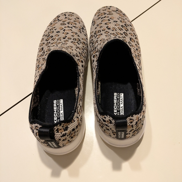 Skechers Goga mat beige/blk /multi leopard print women's sneakers 8.5 - Picture 4 of 6